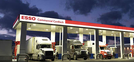 Photo de camions de transport sous la marquise Cardlock Esso la nuit